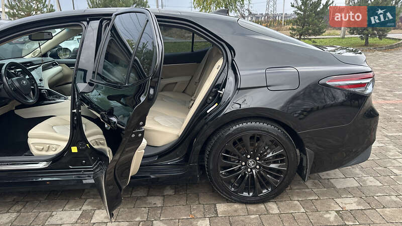 Седан Toyota Camry 2018 в Львове