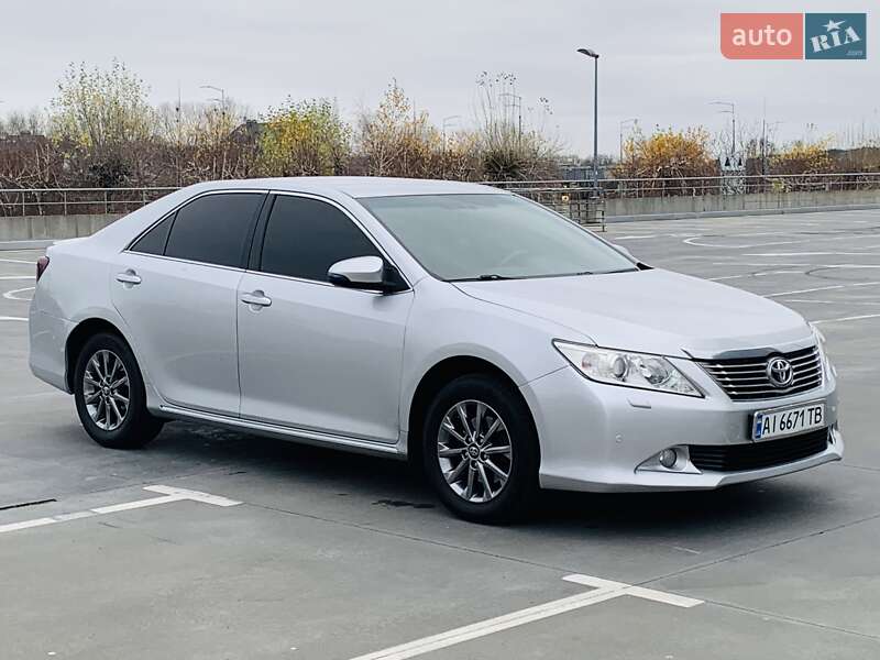 Седан Toyota Camry 2011 в Києві