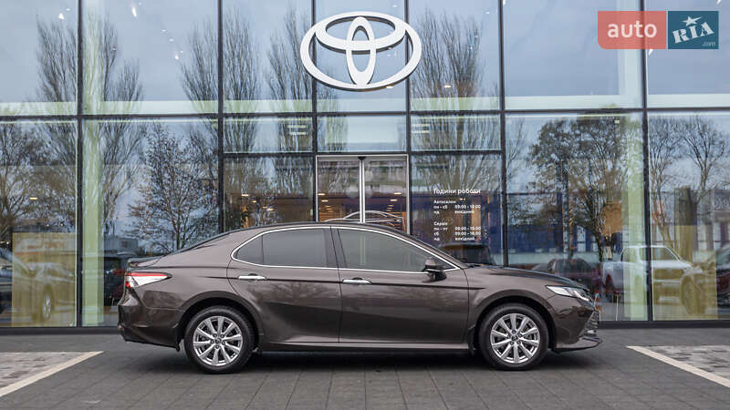 Седан Toyota Camry 2018 в Днепре