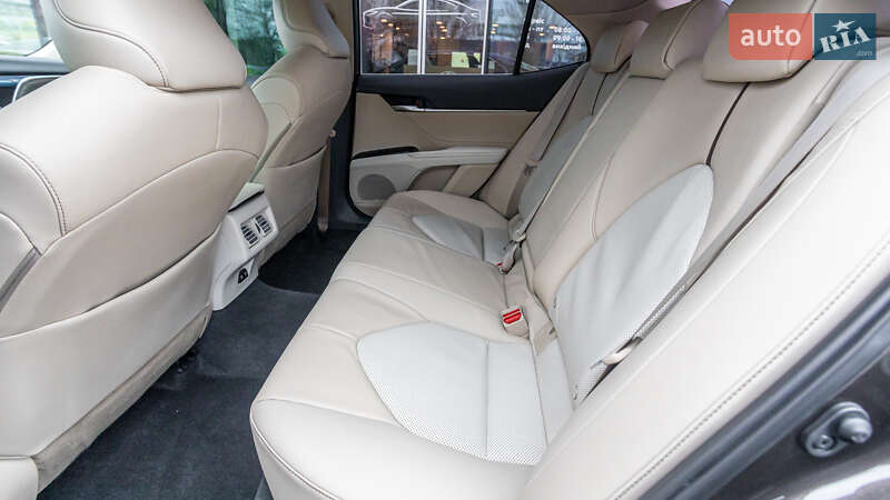 Седан Toyota Camry 2018 в Днепре