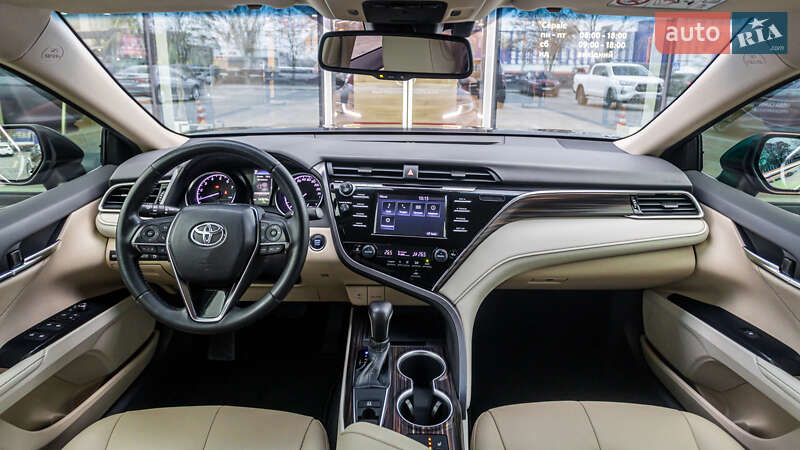 Седан Toyota Camry 2018 в Днепре