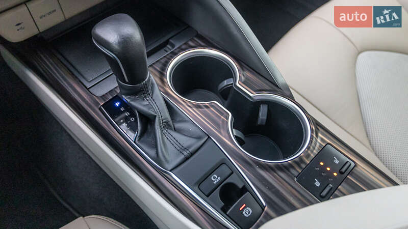 Седан Toyota Camry 2018 в Днепре