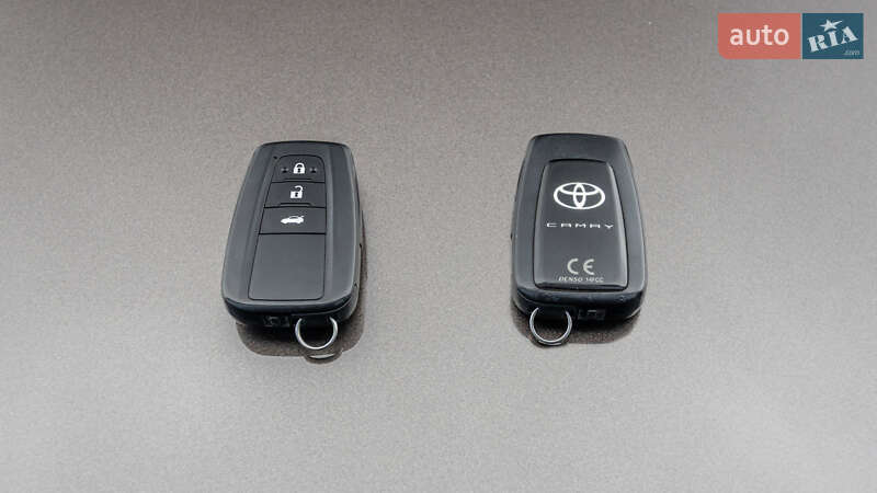 Седан Toyota Camry 2018 в Днепре