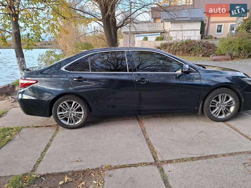 Седан Toyota Camry 2016 в Киеве