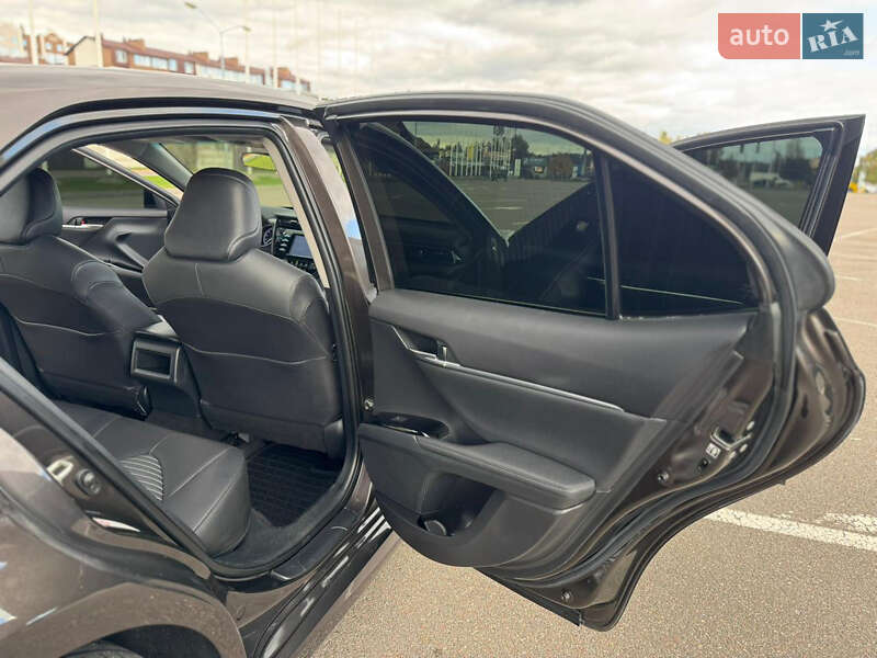 Седан Toyota Camry 2018 в Киеве