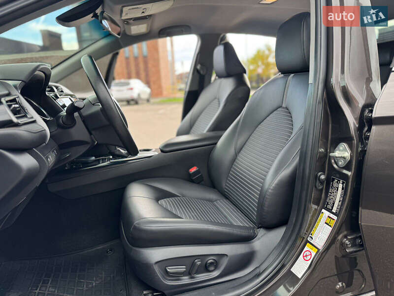 Седан Toyota Camry 2018 в Киеве