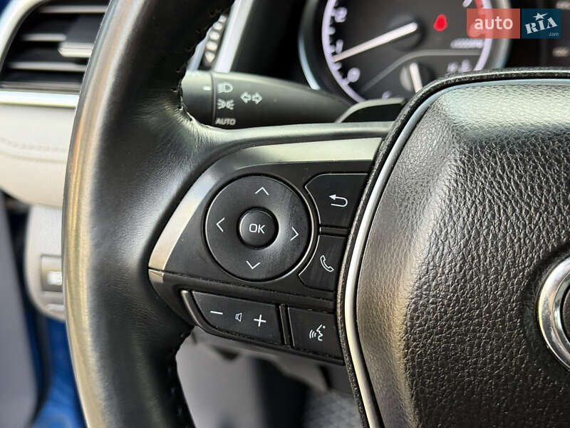 Седан Toyota Camry 2017 в Дніпрі