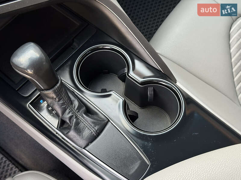 Седан Toyota Camry 2017 в Дніпрі