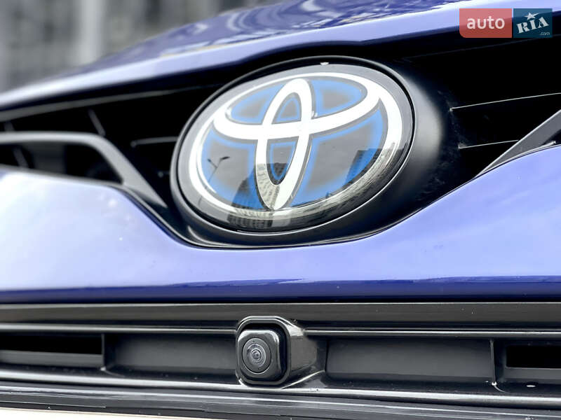 Седан Toyota Camry 2021 в Киеве