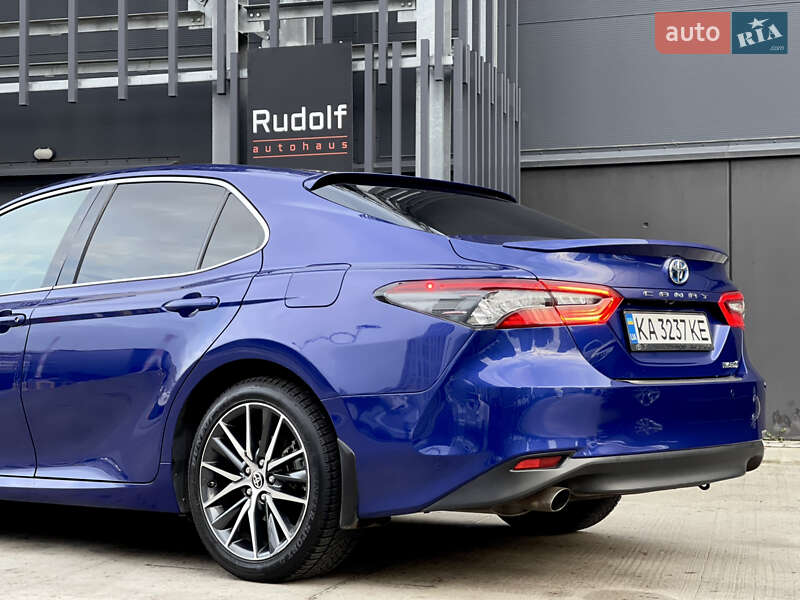 Седан Toyota Camry 2021 в Киеве