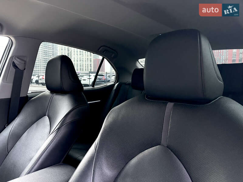 Седан Toyota Camry 2021 в Киеве