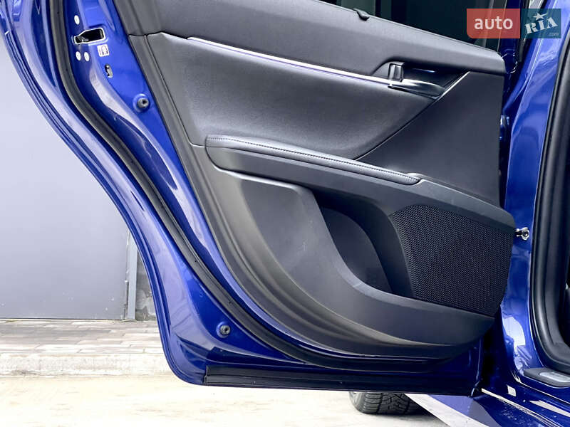 Седан Toyota Camry 2021 в Киеве