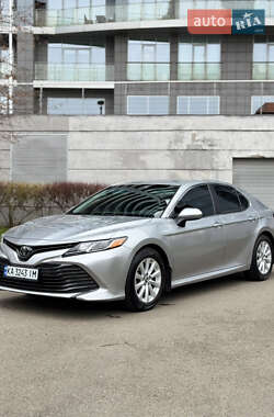 Седан Toyota Camry 2018 в Киеве