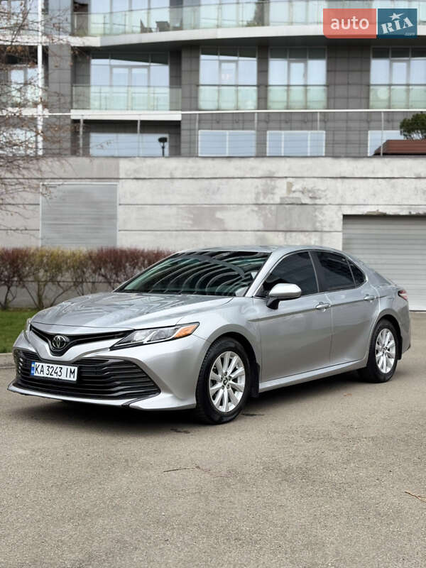 Седан Toyota Camry 2018 в Киеве