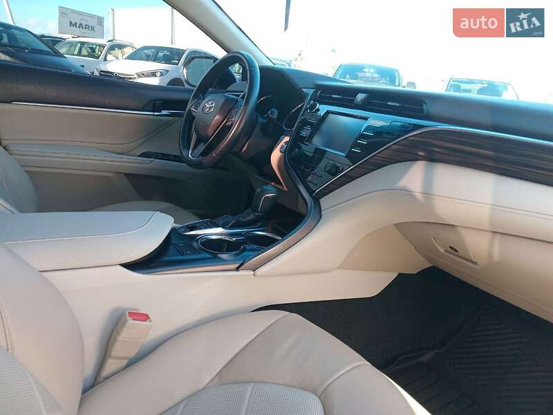 Седан Toyota Camry 2018 в Львове