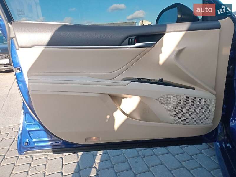 Седан Toyota Camry 2018 в Львове