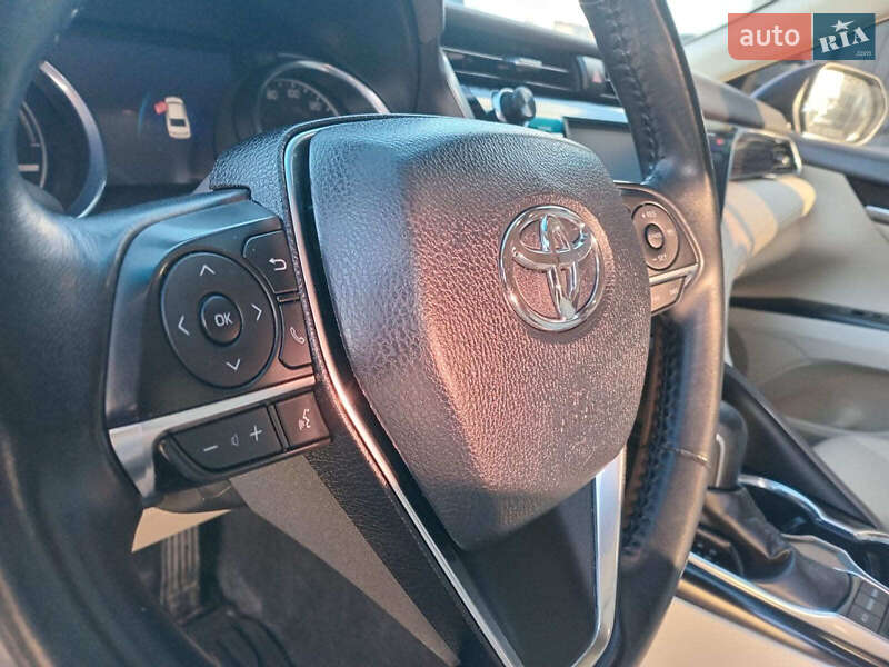 Седан Toyota Camry 2018 в Львове