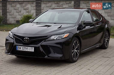 Седан Toyota Camry 2017 в Ровно