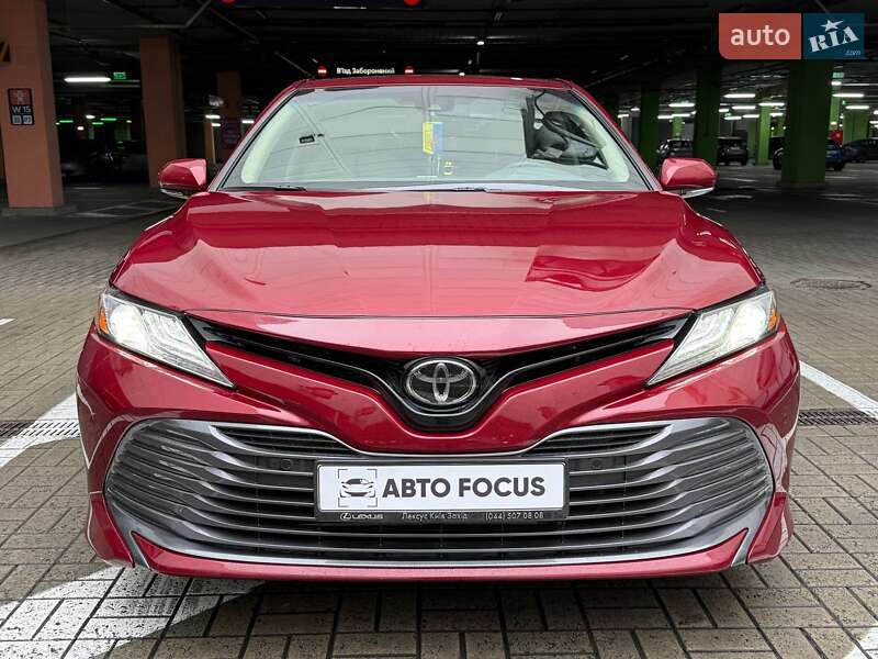 Седан Toyota Camry 2018 в Киеве