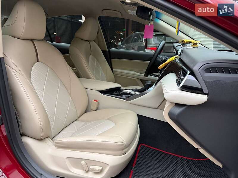 Седан Toyota Camry 2018 в Киеве