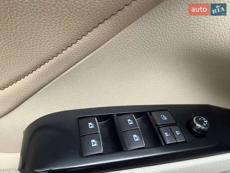 Седан Toyota Camry 2018 в Киеве