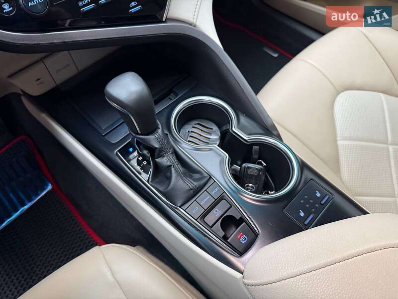 Седан Toyota Camry 2018 в Киеве