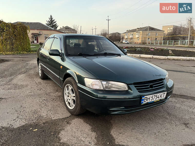 Седан Toyota Camry 1998 в Подольске