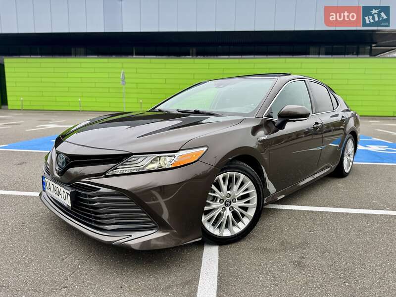 Седан Toyota Camry 2019 в Киеве