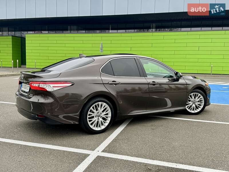 Седан Toyota Camry 2019 в Киеве