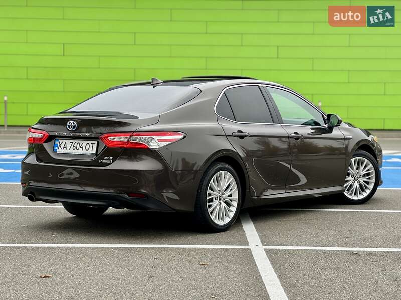 Седан Toyota Camry 2019 в Киеве