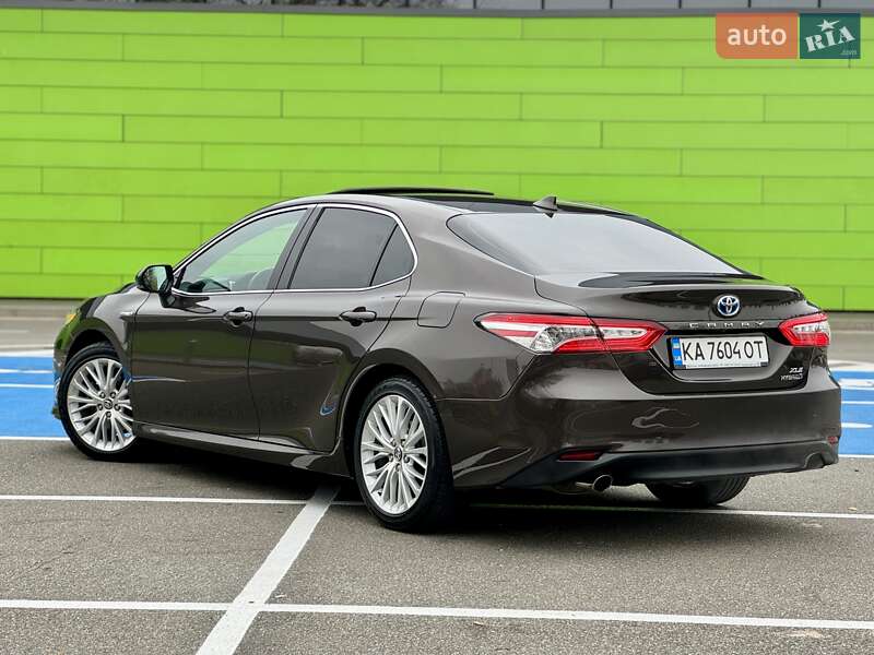 Седан Toyota Camry 2019 в Киеве