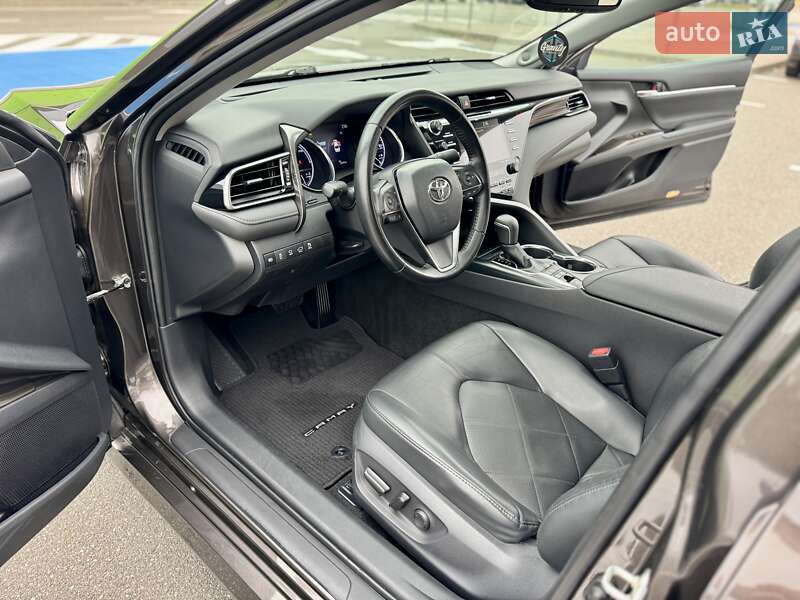 Седан Toyota Camry 2019 в Киеве