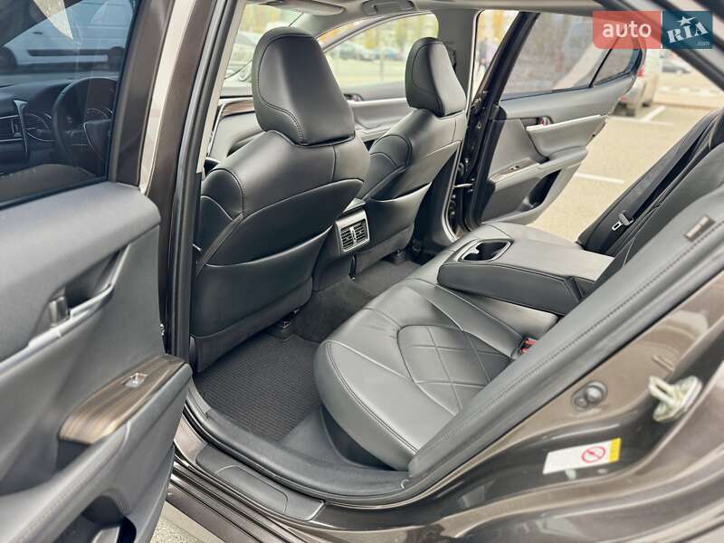 Седан Toyota Camry 2019 в Киеве