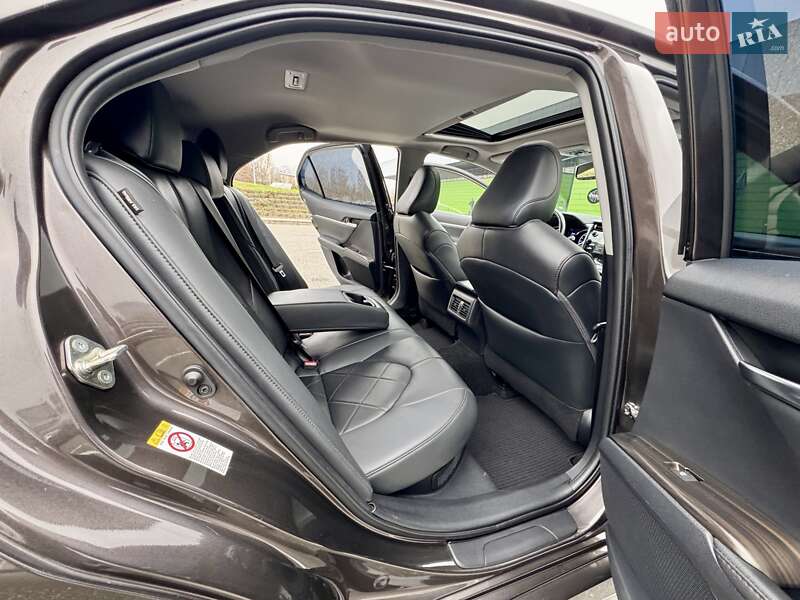 Седан Toyota Camry 2019 в Киеве