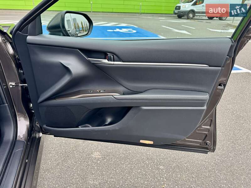 Седан Toyota Camry 2019 в Киеве