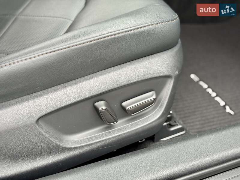 Седан Toyota Camry 2019 в Киеве