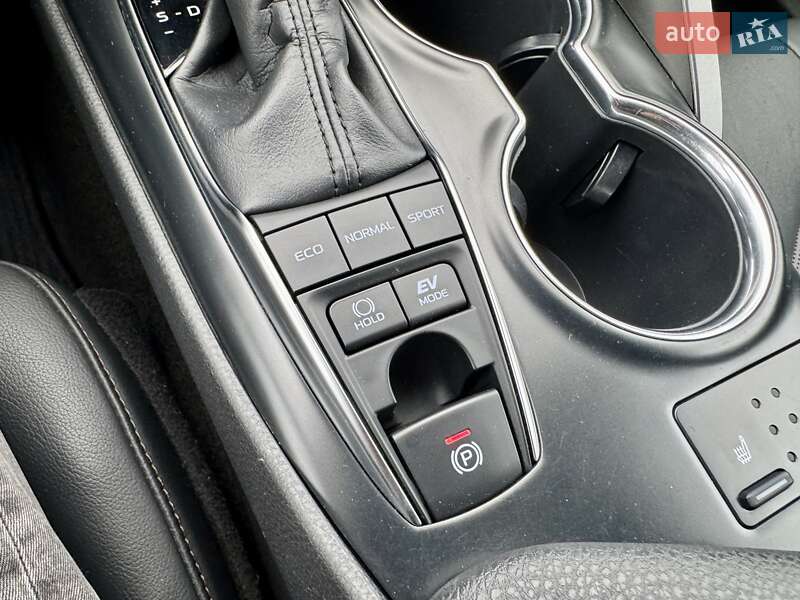 Седан Toyota Camry 2019 в Киеве