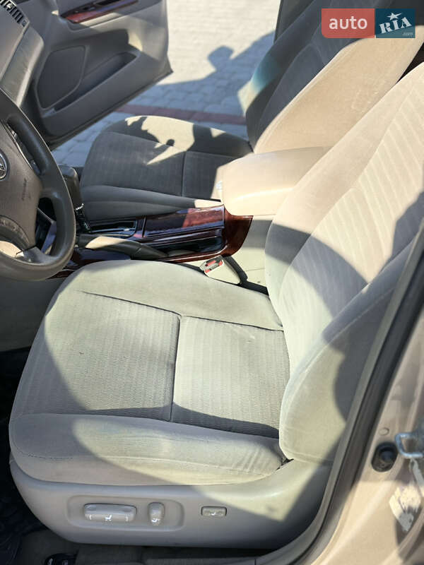 Седан Toyota Camry 2004 в Староконстантинове