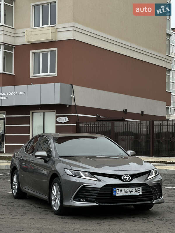 Седан Toyota Camry 2022 в Умани