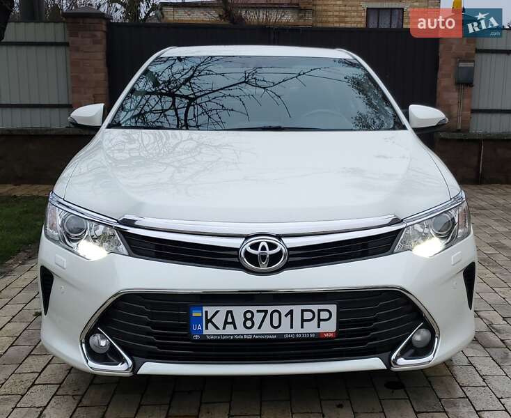 Седан Toyota Camry 2016 в Киеве