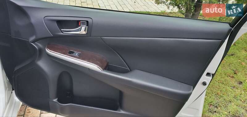 Седан Toyota Camry 2016 в Киеве