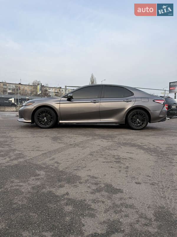 Седан Toyota Camry 2018 в Полтаве