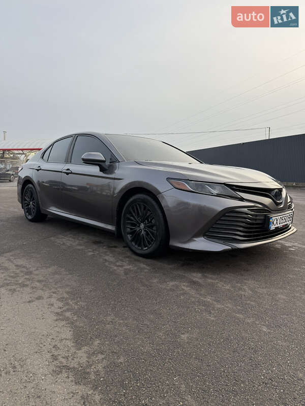 Седан Toyota Camry 2018 в Полтаве