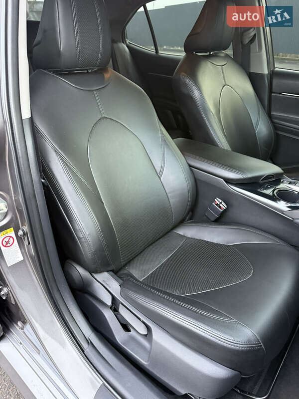 Седан Toyota Camry 2018 в Полтаве