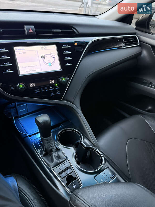 Седан Toyota Camry 2018 в Полтаве