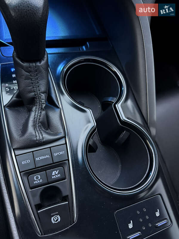 Седан Toyota Camry 2018 в Полтаве