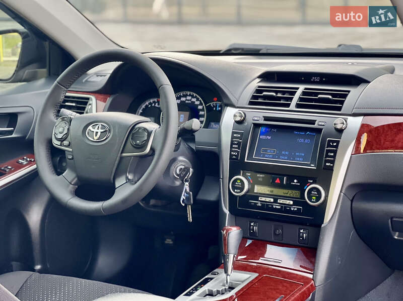 Седан Toyota Camry 2013 в Днепре