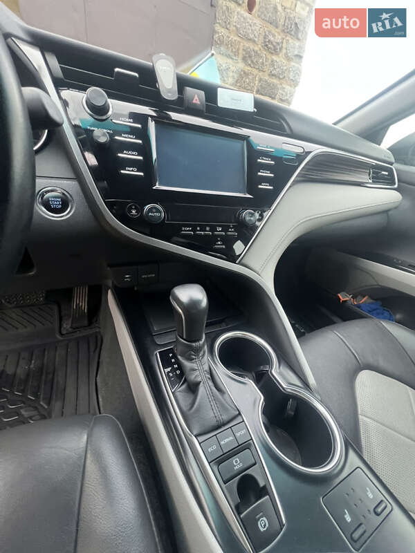 Седан Toyota Camry 2017 в Южноукраїнську