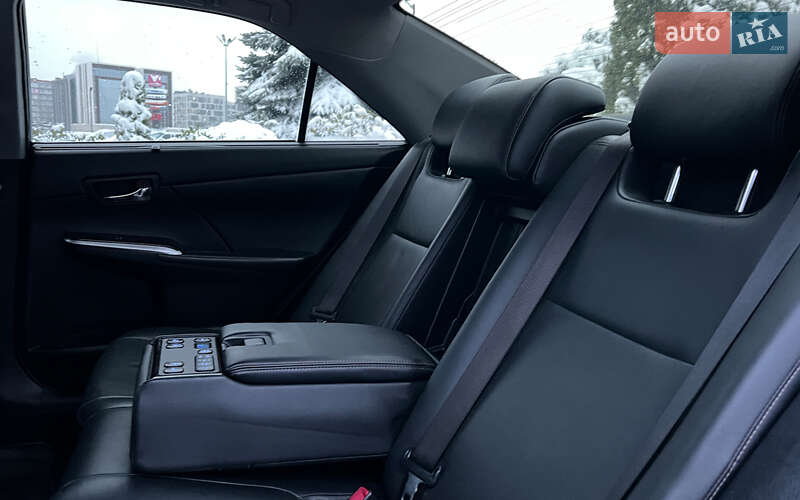 Седан Toyota Camry 2017 в Львове