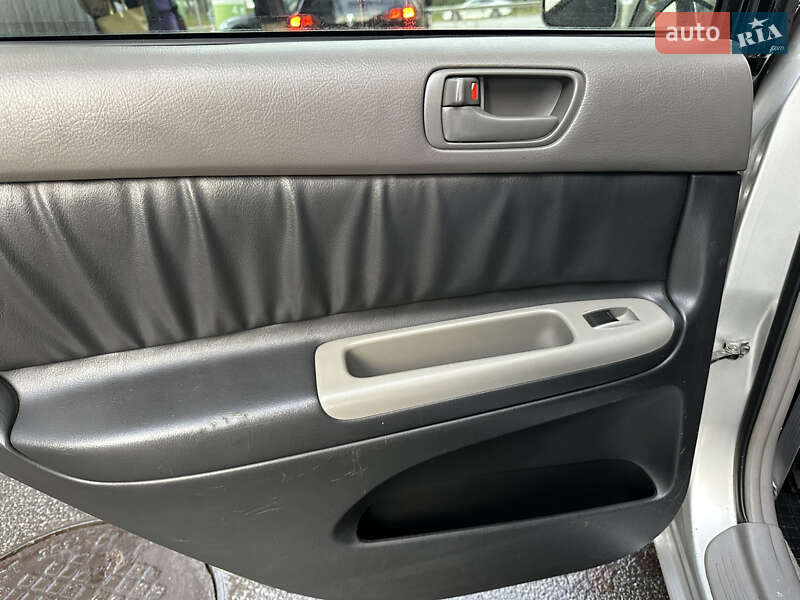 Седан Toyota Camry 2004 в Киеве